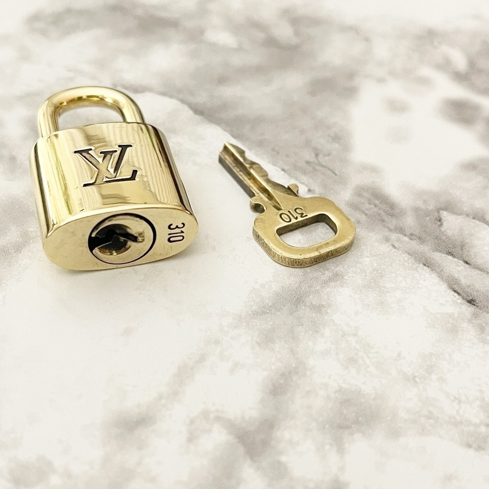LOUIS VUITTON PadLock & Key #310 with Hello Kitty Key Chain - Picture 4 of 8